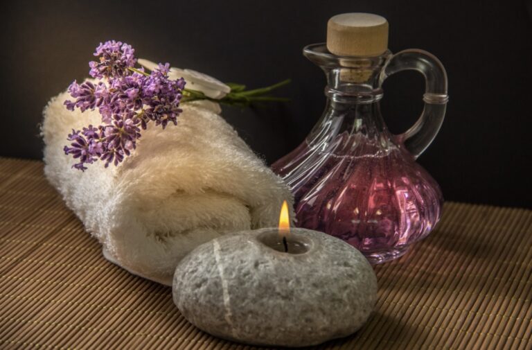 Schön aufbereites Massageöl in Naturheilpraxis für Ayurveda